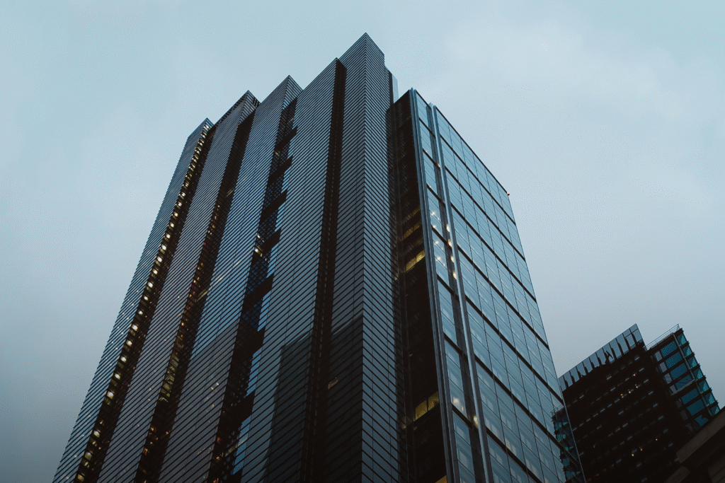 Edificio corporativo en vista contrapicada