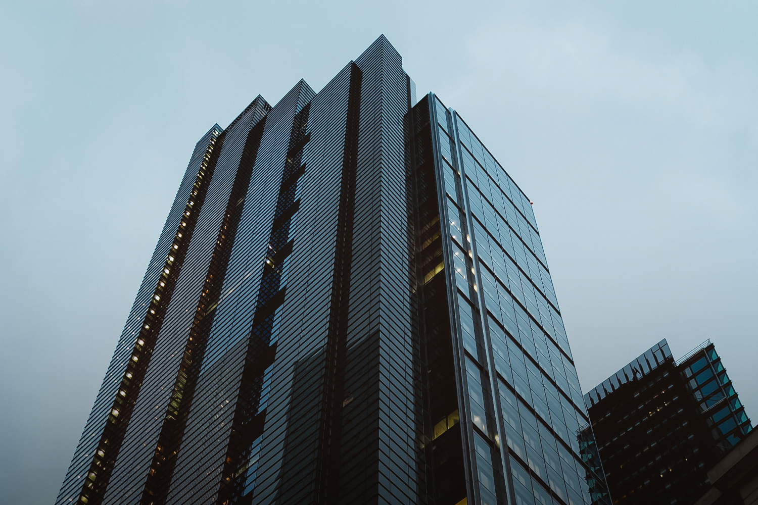 Edificio corporativo en vista contrapicada